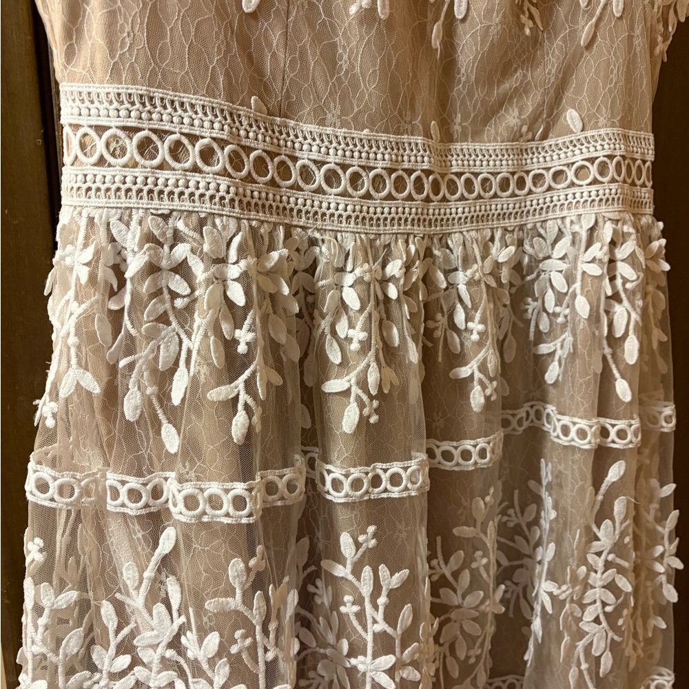 Ivy City Co. white lace flower appliqué midi dress - Picture 4 of 11